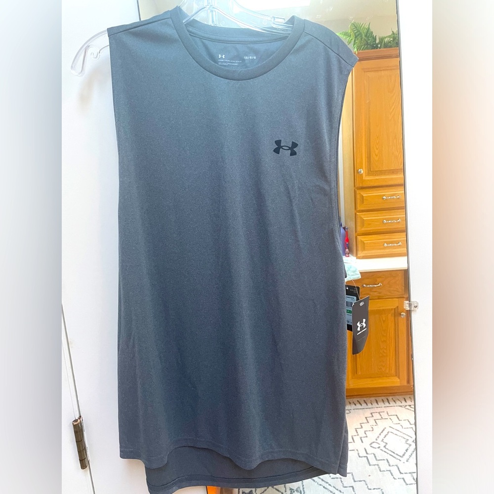 Under armor men’s size large sleeveless shirt